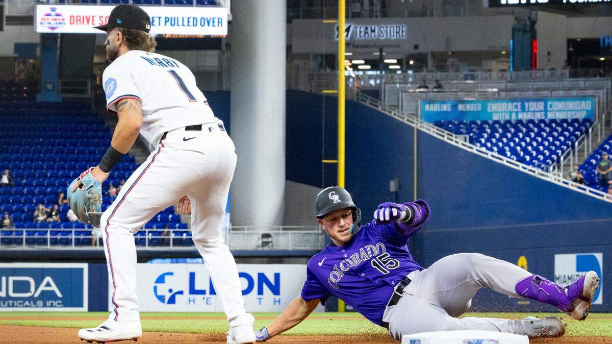 El bateador designado de los Rockies de Colorado Hunter Goodman (15) llega quieto a tercera base en una jugada en el primer inning del partido ante los Marlins, celebrado el 4 de junio de 2025 en Miami.