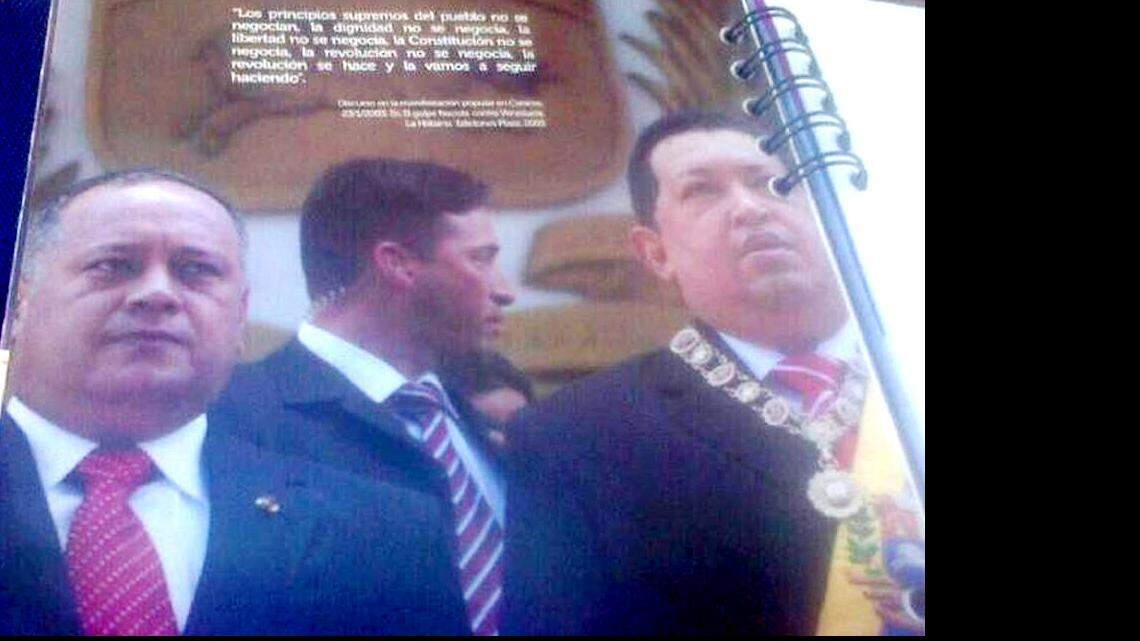 
El capitán de corbeta Leamsy Salazar (centro) en una fotografía con el fallecido presidente venezolano Hugo Chávez (der) y el presidente de la Asamblea Nacional, Diosdado Cabello.
