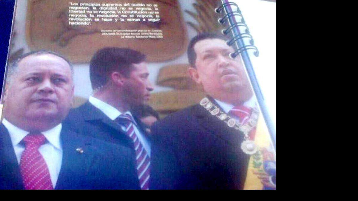 
El capitán de corbeta Leamsy Salazar (centro) en una fotografía con el fallecido presidente venezolano Hugo Chávez (der) y el presidente de la Asamblea Nacional, Diosdado Cabello.