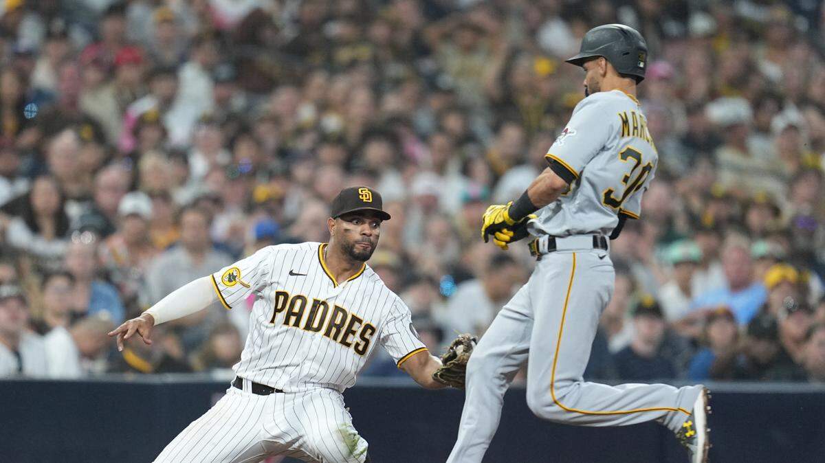 El infielder venezolano de los Padres de San Diego, Tucupita Marcano (izq.), fue suspendido de por vida este martes por apostar en partidos de las Grandes Ligas, informó la MLB en un comunicado oficial.