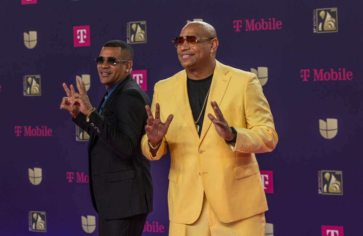 Los artistas cubanos Randy Malcom (izquierda) y Alexander Delgado de Gente de Zona reaccionan a su llegada a la alfombra magenta de Premio Lo Nuestro 2025, celebrado en el Kaseya Center, en Miami, el jueves 20 de febrero de 2025.