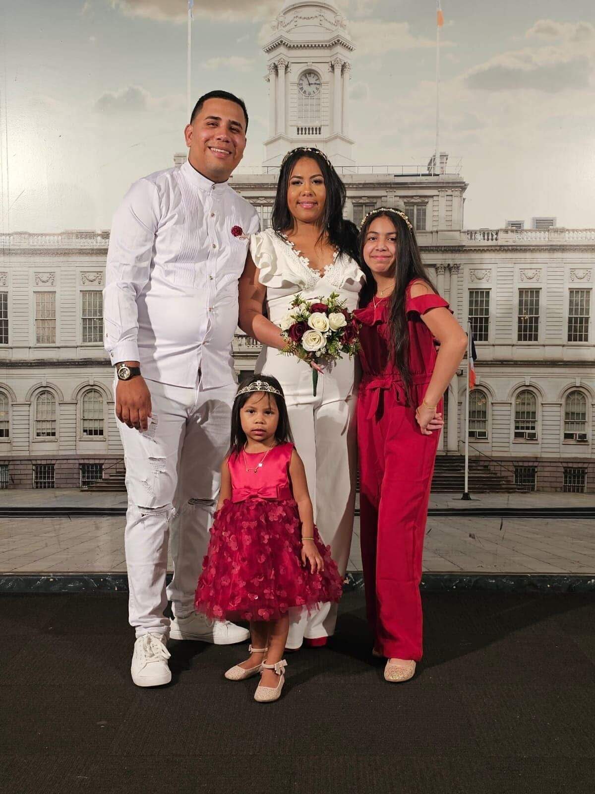 Kenly Millán Aponte, de 35 años (en el centro), falleció el 29 de abril tras someterse a un procedimiento de mommy makeover (remodelación corporal posparto). Aparece en la foto con su esposo, Jefferson Carrasco, y sus dos hijas.