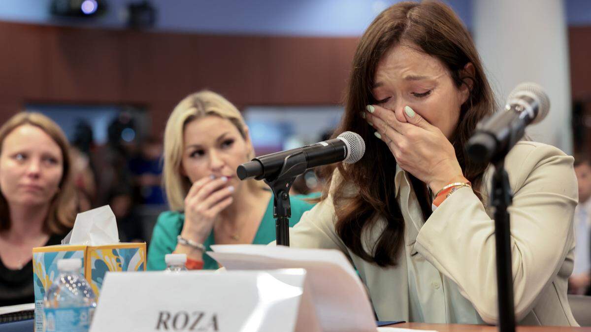 Víctimas de Jeffrey Epstein, (de izquierda a derecha) Lisa-Jena y Dani Hannah Bensky, escuchan mientras Roza testifica sobre su experiencia durante una audiencia del Comité de Supervisión de la Cámara de Representantes con defensores y sobrevivientes del caso de abuso sexual de Jeffrey Epstein en el Ayuntamiento de West Palm Beach, el 12 de mayo de 2026, en West Palm Beach, Florida.