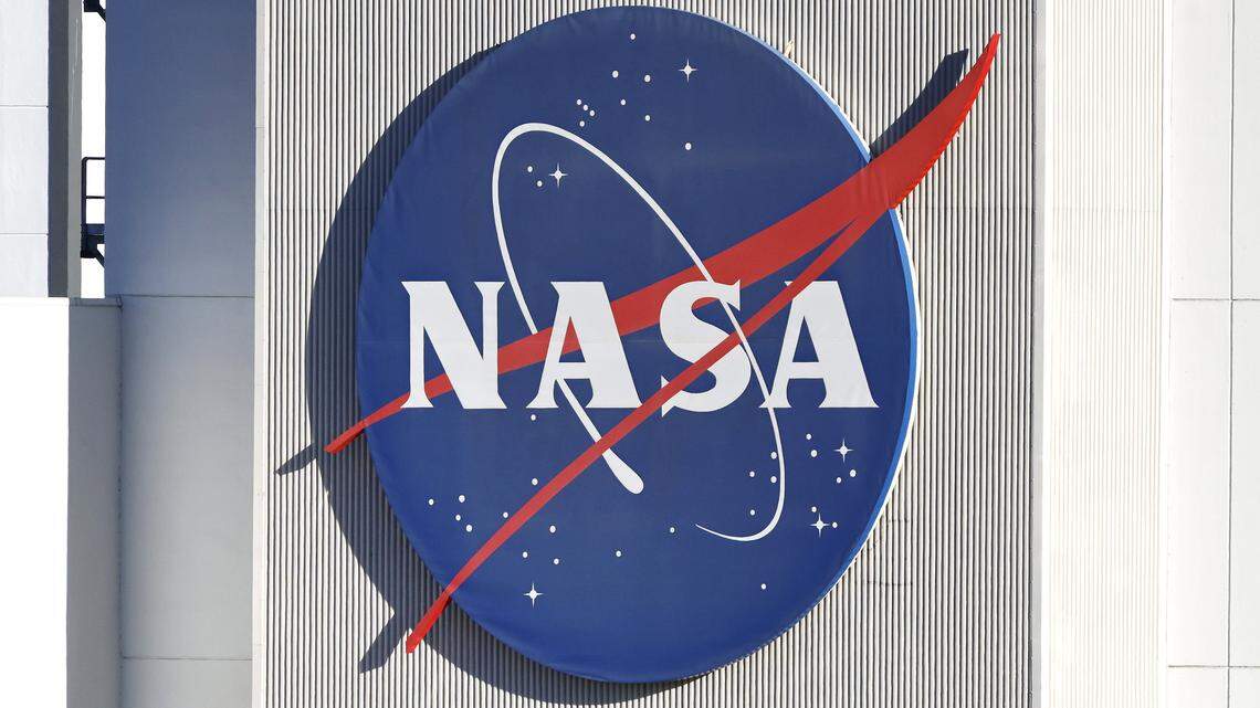 El logotipo de la NASA se muestra en el Laboratorio de Propulsión a Chorro (JPL) de la NASA el 15 de octubre de 2025 en La Cañada Flintridge, California.