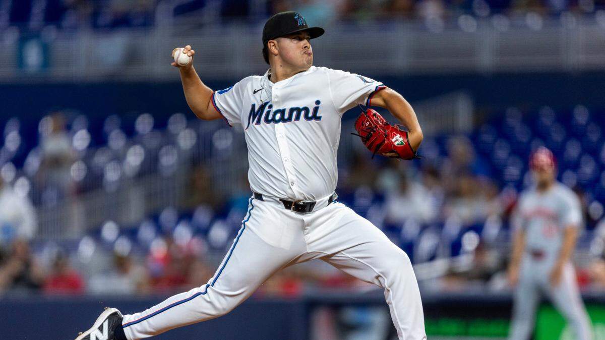El abridor de los Marlins Valente Bellozo lanza en el primer inning del partido ante los Rojos de Cincinnati, celebrado el 7 de agosto de 2024 en Miami.