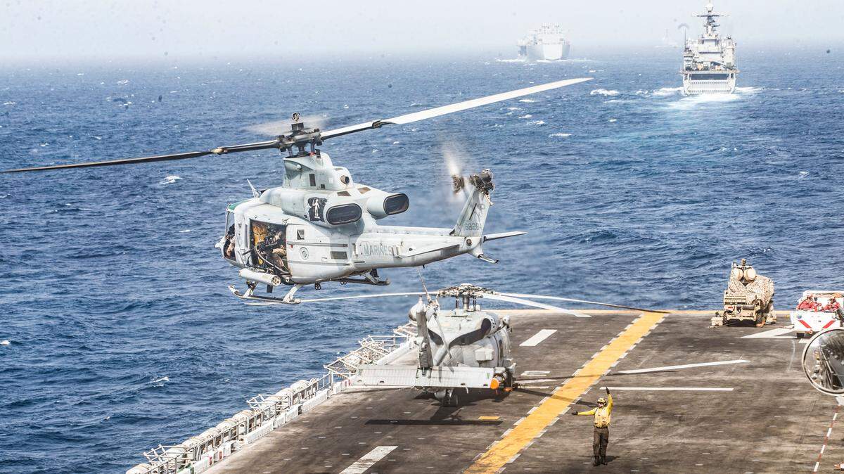 Un helicóptero despega desde el Boxer, una nave anfibia de asalto, en el estrecho de Ormuz, el 18 de julio del 2019. 