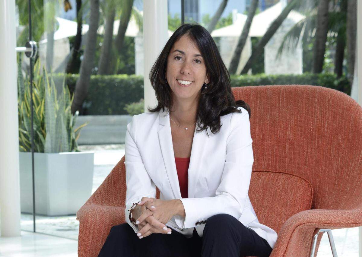 Cristina Blanco, directora ejecutiva de Pinecrest Gardens, también actuó como curadora de la exhibición que celebra el legado de Celia. 