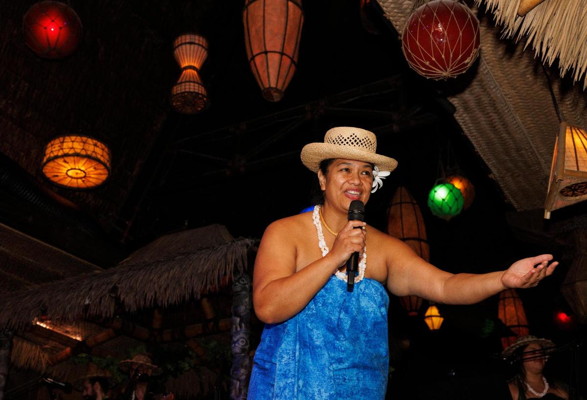 Teuruhei Buchin, directora de artes culturales y entretenimiento, también conocida como “T”, se presenta durante la reapertura del restaurante Mai-Kai en Fort Lauderdale.