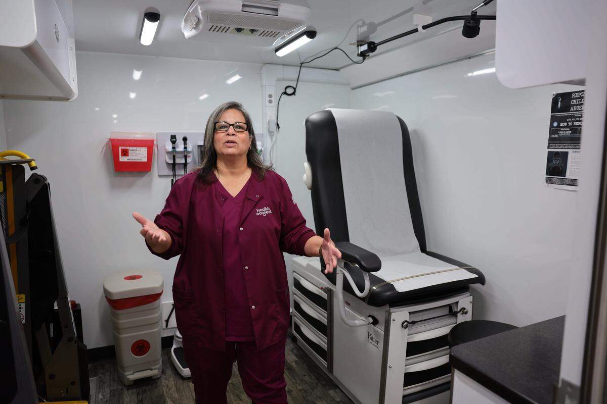 Luz Roza, técnica de atención al paciente de Community Health of South Florida, muestra el interior de una unidad móvil de salud estacionada en la Escuela Primaria Spanish Lake en Hialeah, Florida, el martes 13 de enero de 2026.