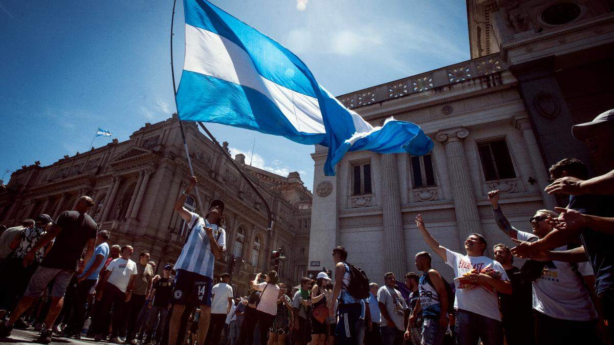 Un hombre ondea una bandera argentina durante una manifestación contra las reformas económicas del nuevo presidente, Javier Milei, frente al Palacio de Justicia en Buenos Aires. 