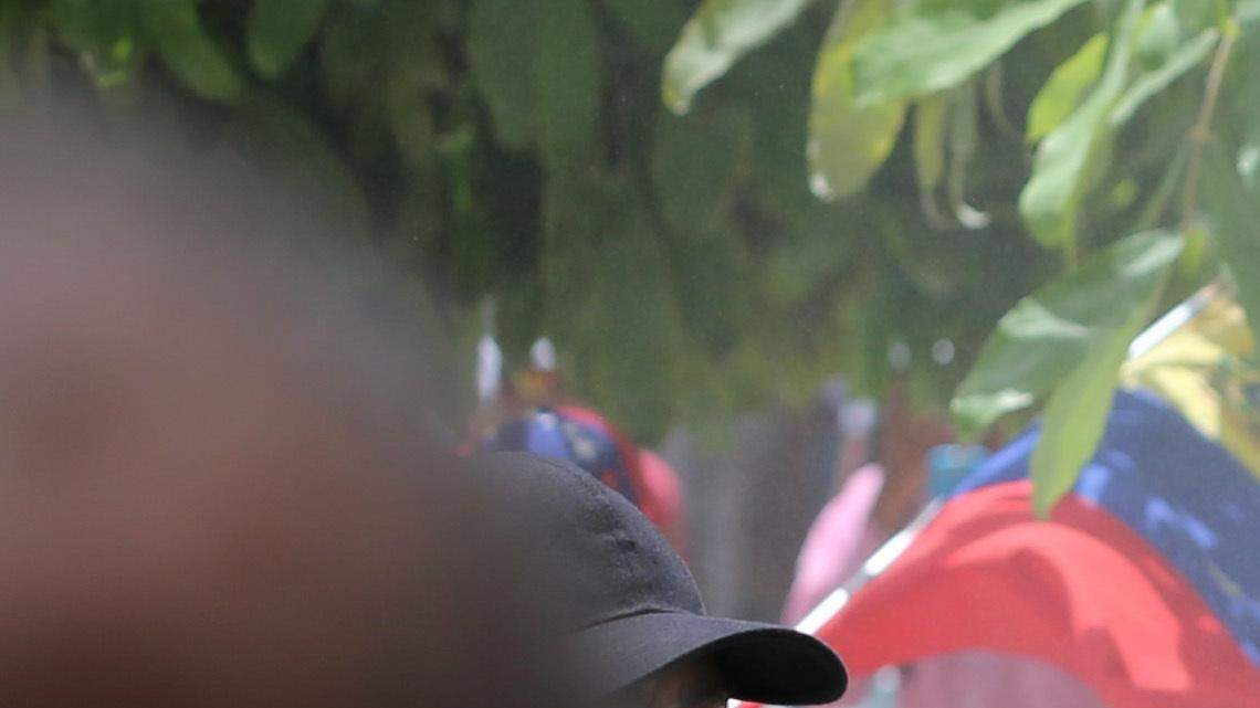 Un miembro de un colectivo chavista agrede al abogado opositor Franco Casella, cuando un grupo de seguidores del gobierno intentaron entrar a la fuerza a la Asamblea Nacional en Caracas, el miércoles 5 de julio de 2017. 