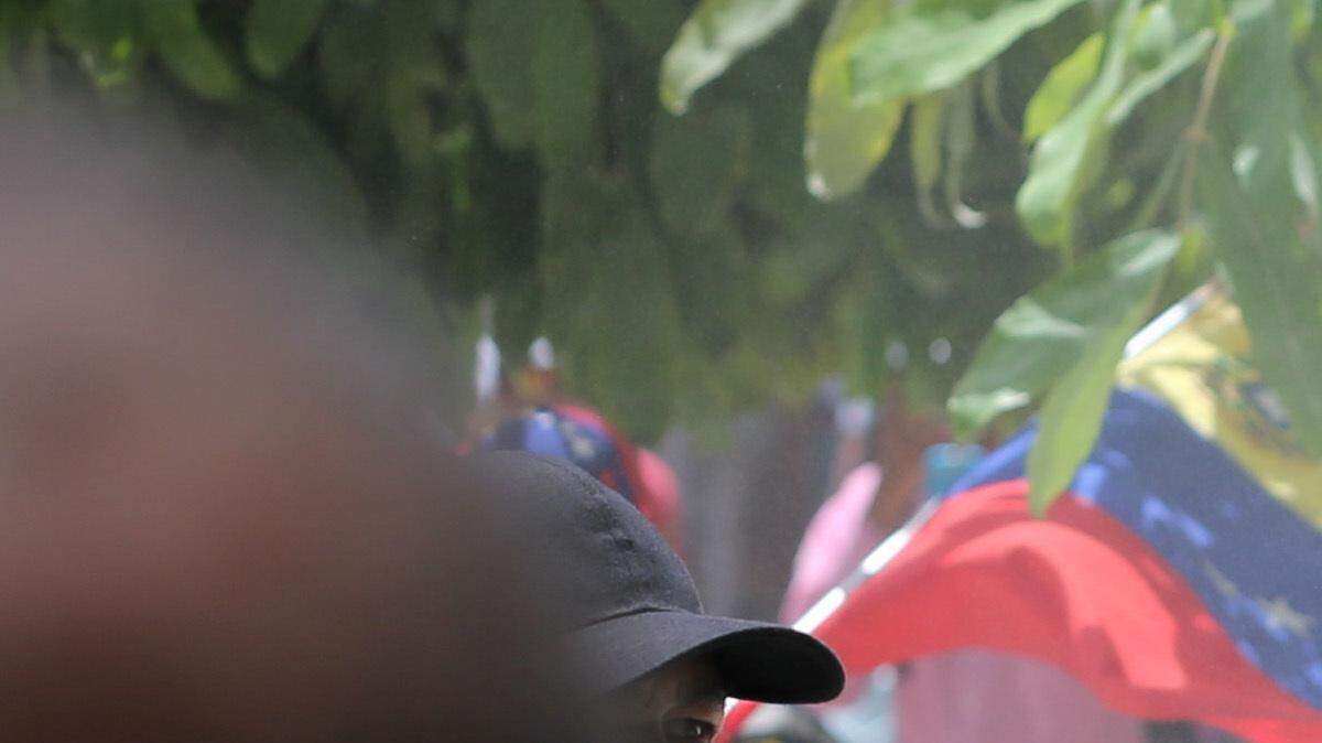 Un miembro de un colectivo chavista agrede al abogado opositor Franco Casella, cuando un grupo de seguidores del gobierno intentaron entrar a la fuerza a la Asamblea Nacional en Caracas, el miércoles 5 de julio de 2017. 