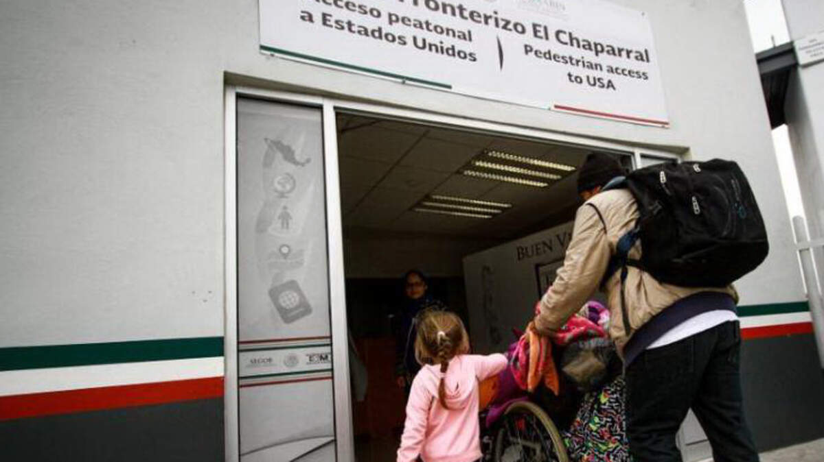 Migrantes centroamericanos cruzan la frontera hacia Estados Unidos el martes 1 de mayo de 2018, en el cruce fronterizo El Chaparral, en la ciudad de Tijuana, Baja California (México).