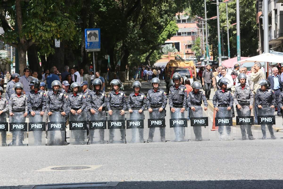 Policías antimotines se preparan el 30 de enero del 2019 para enfrentar a los manifestantes en Caracas duarante las protestas convocadas para apoyar al presidente interino Juan Guaidó.