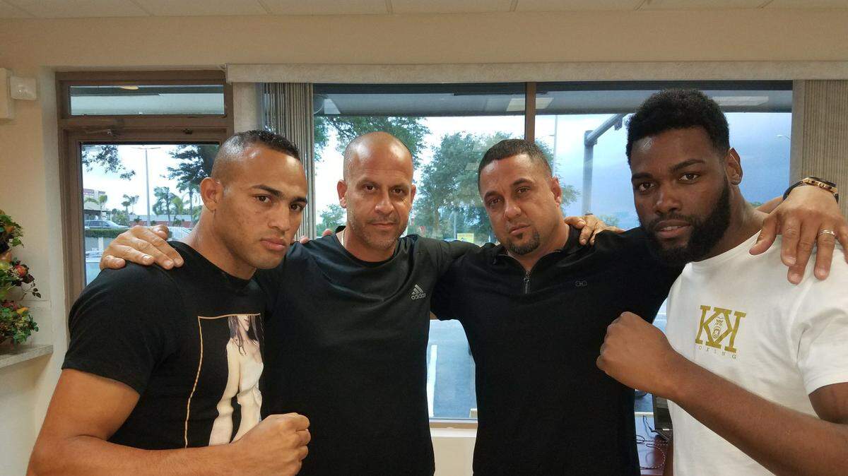LIVAN NAVARRO (izq.) e Irosvani Duvergel (der.) con Henry Rivalta, ejecutivo de The Heavyweight Factory y Jay Jiménez, manager de ambos (2do der.).