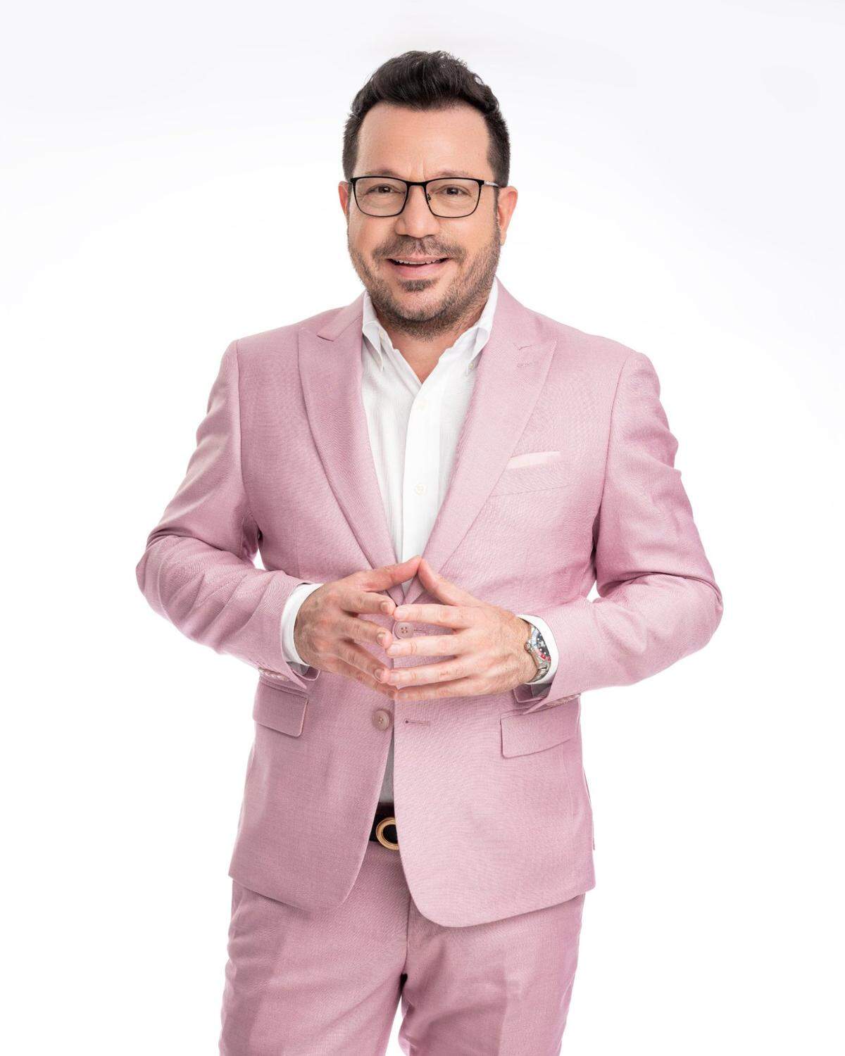 Jorge Luis Sánchez Grass fue productor en el Canal 51/Telemundo; en el canal Mega TV, donde trabajó para Charytín, entre otros. A America TeVe llegó en 2018. Fue colaborador de un programa de Rick Sánchez y luego vino “El Social TV Show”.