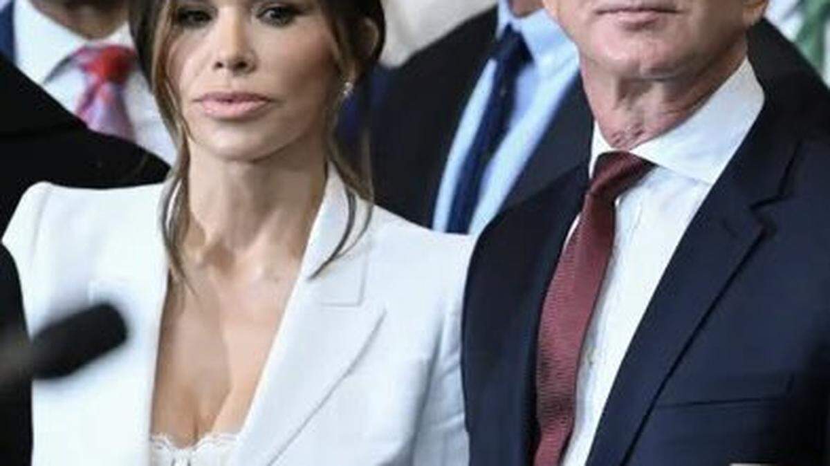 Lauren Sánchez, novia de Jeff Bezos se las agenció para desviar brevemente la atención del momento en que Donald Trump juraba como el presidente número 47 de Estados Unidos este lunes. 