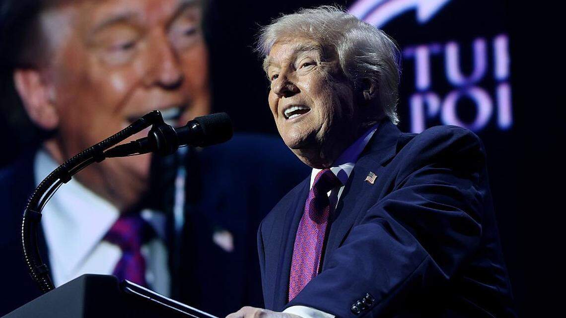 El presidente de los Estados Unidos, Donald Trump, habla durante un evento de Turning Point USA en la iglesia Dream City Church el 17 de abril de 2026 en Phoenix, Arizona.