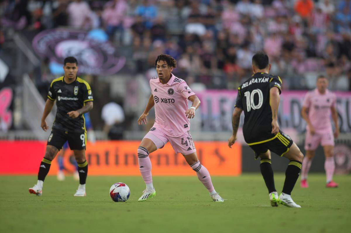 El jugador del Inter Miami David Ruiz (centro) controla la pelota en el partido contra Columbus Crew, celebrado el 4 de julio de 2023 en el DRV PNK Stadium en Fort Lauderdale, Florida.