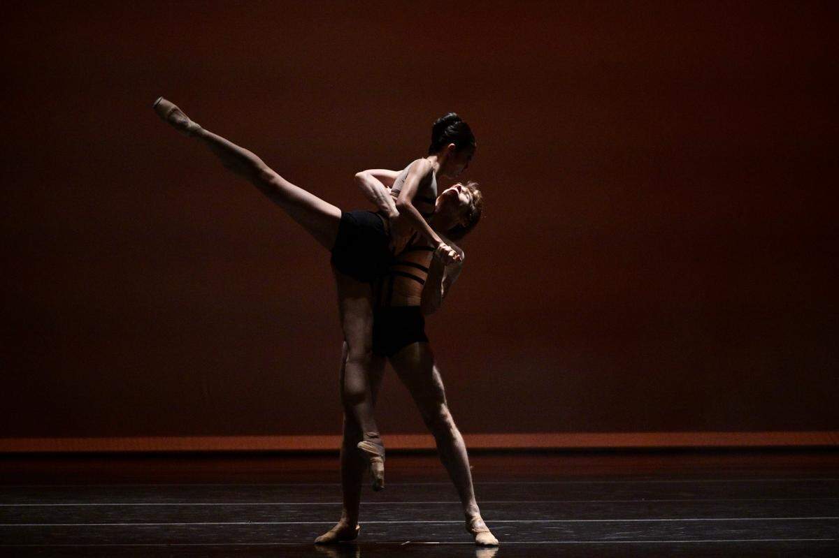 Mayuko Niehi y Erick Rodríguez (Compañía Nacional de Danza de México) en “Planimetría del Movimiento”, de Irina Marcano. 