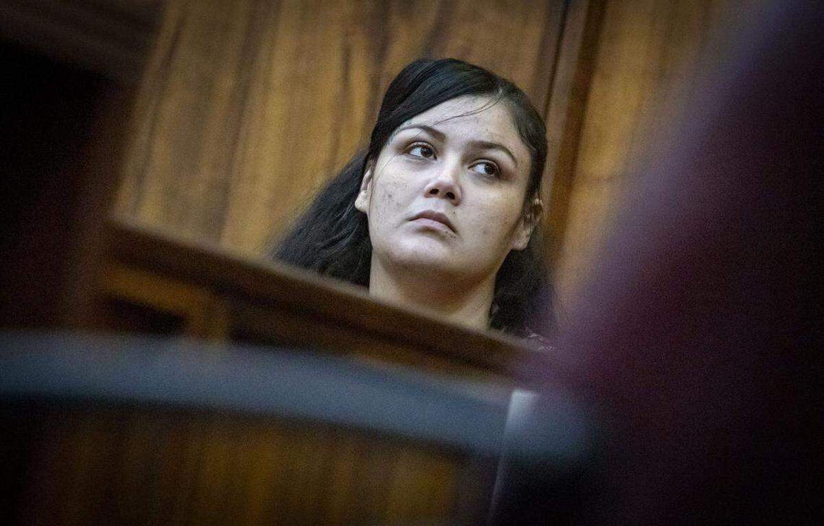 Daisy Link, que fue noticia por quedar embarazada mientras estaba detenida en TGK, espera en la sala del tribunal el inicio de los alegatos finales de su juicio. Link está acusada de dispararle fatalmente en la pierna a su pareja de muchos años en Homestead.