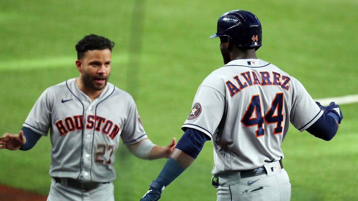 Yordan Álvarez (der.) logró su quinto jonrón en ocho encuentros, Carlos Correa contribuyó con otro cuadrangular, y los Astros de Houston, líderes del Oeste de la Liga Americana, vencieron el sábado 5-2 a unos Rangers de Texas repletos de novatos.