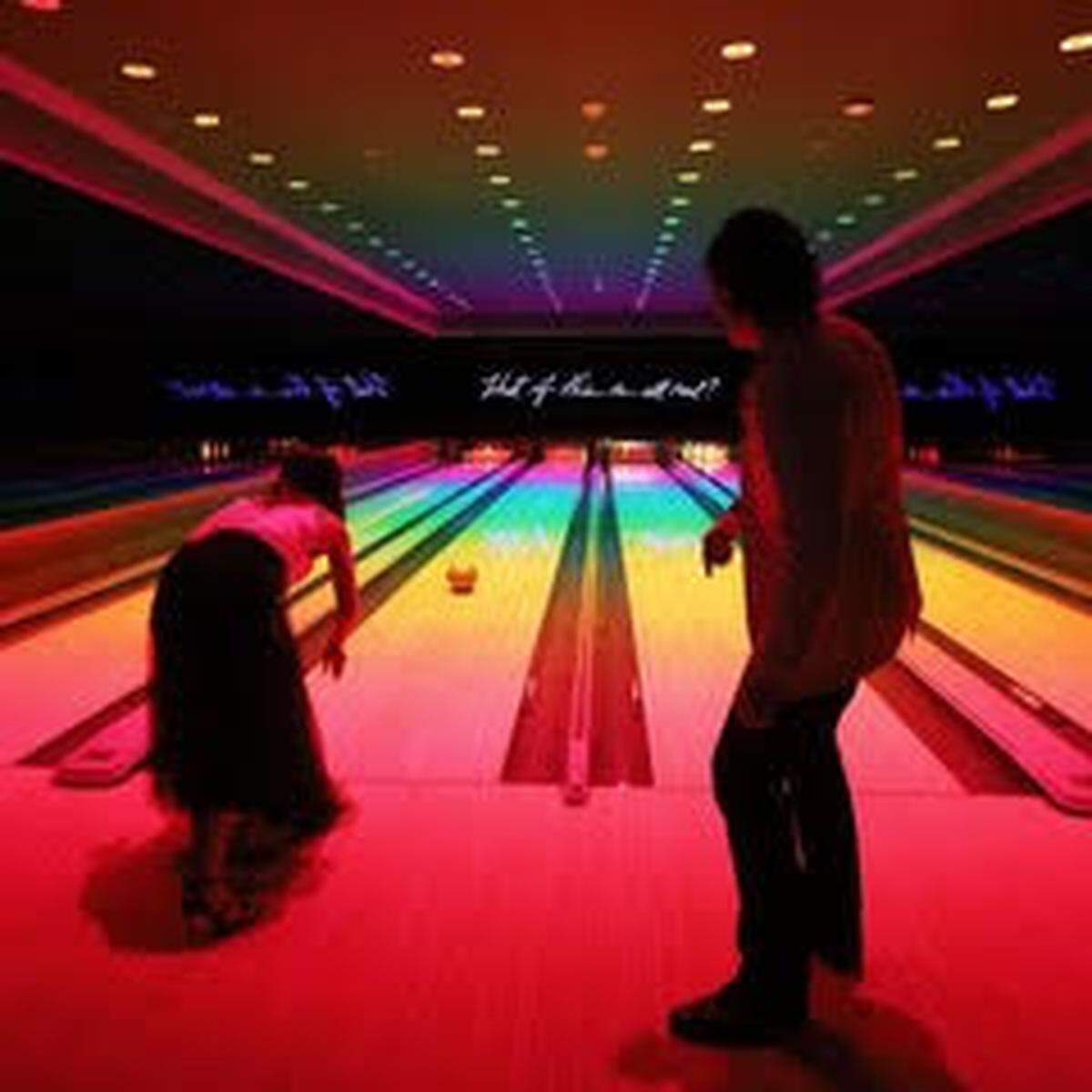 Basement, la bolera/discoteca que más se parece a Miami (con servicio de botellas y luces de neón).