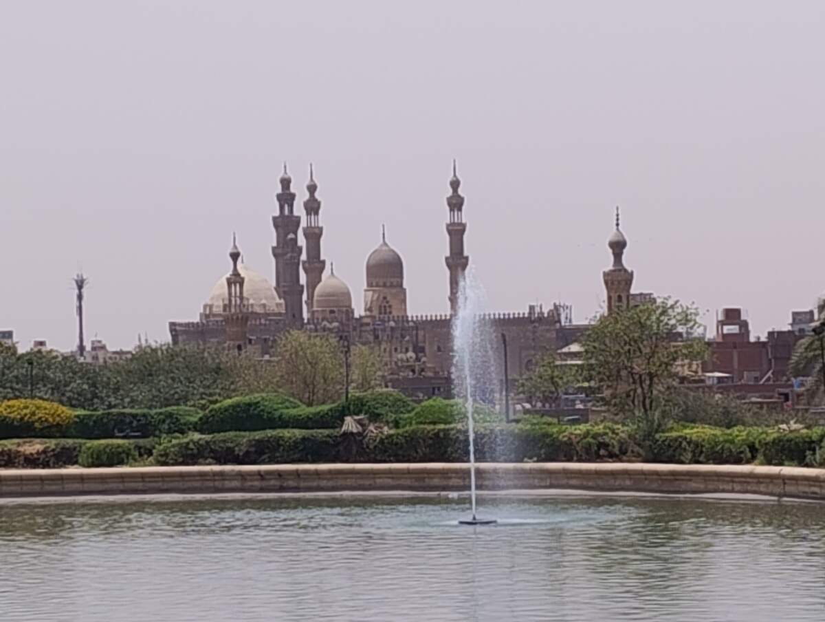 Vista desde el parque Al-Azhar de la histórica mezquita Al-Azhar y edificios de la universidad en El Cairo.