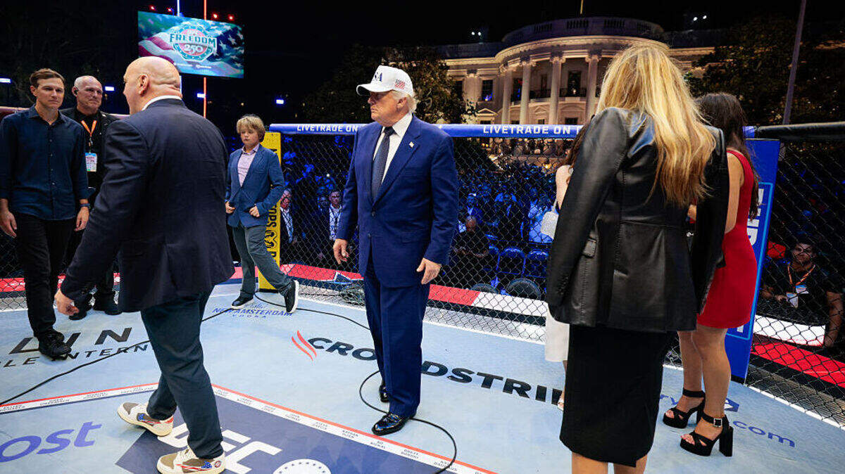 El presidente de Estados Unidos, Donald Trump, la primera dama Melania Trump, el director ejecutivo de la UFC, Dana White, y otros invitados se reúnen dentro del octágono durante el evento UFC Freedom 250, en el Jardín Sur de la Casa Blanca, la madrugada del domingo 15 de junio de 2026 en Washington DC.