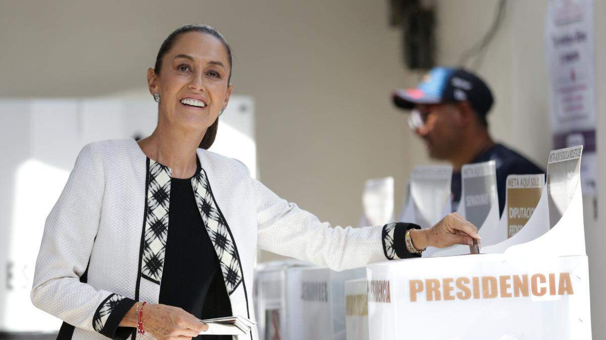 La candidata de la coalición oficialista Sigamos Haciendo Historia, Claudia Sheinbaum, emite su voto en un colegio electoral en San Andrés Totoltepec, en Ciudad de México, el 2 de junio de 2024.