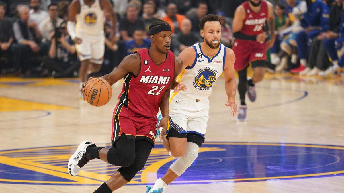 Jimmy Butler (izq.) fue cambiado a los Warriors de Golden State donde jugará ahora con Stephen Curry y compañía.