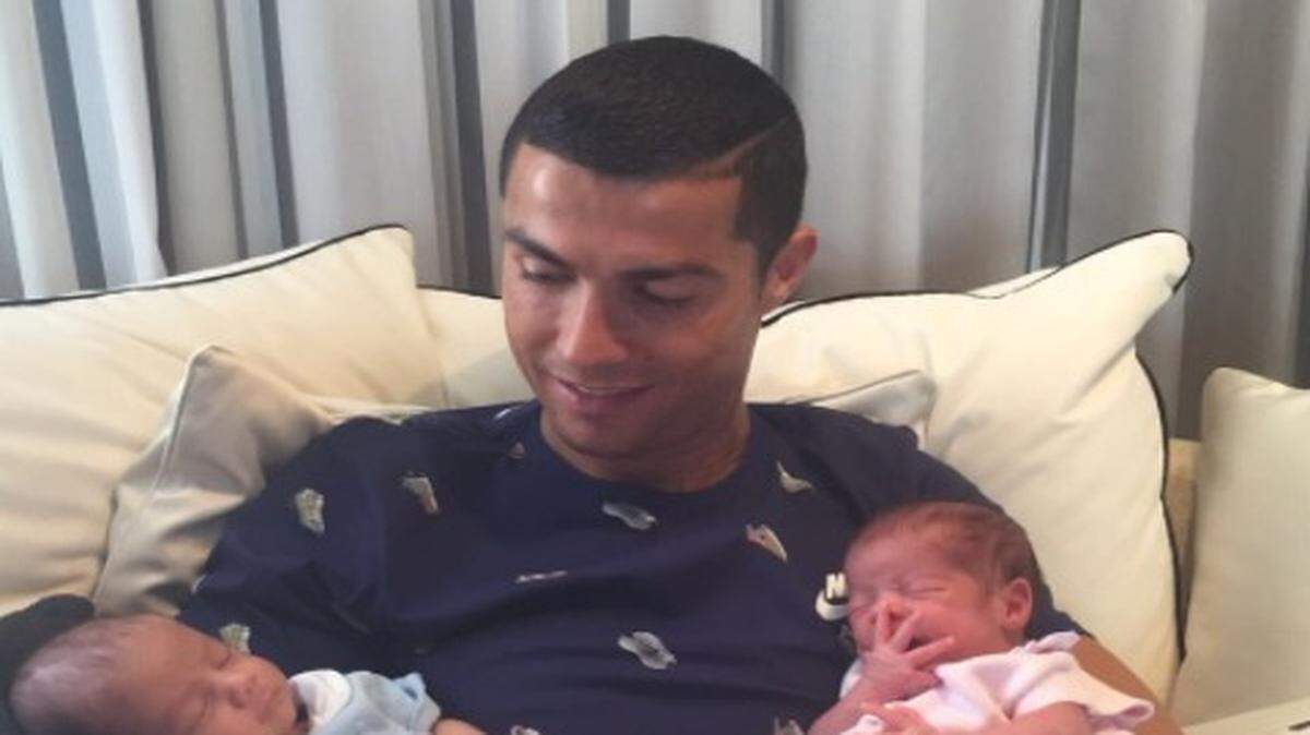 Cristiano Ronaldo y los niños, que según la prensa se llamarían Eva y Mateo pero cuyos nombres no han sido confirmados por el jugador.