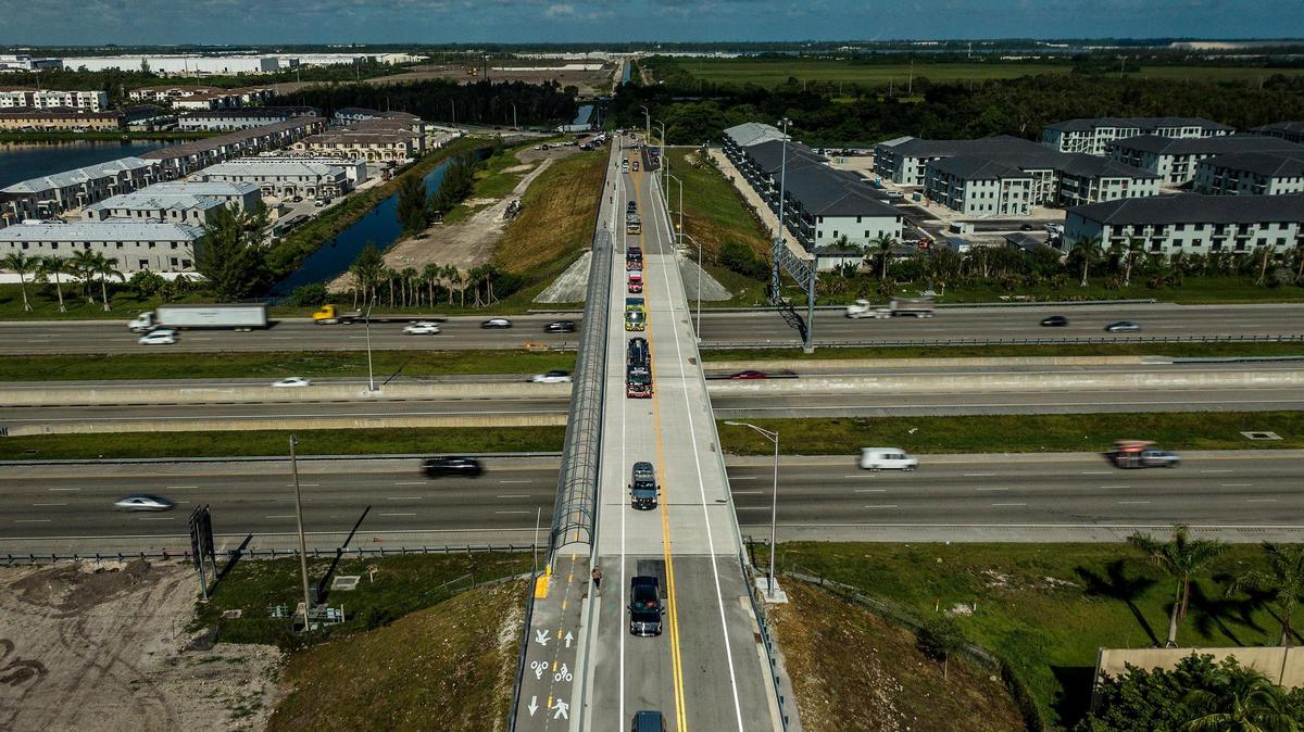 Vista aérea de parte de la zona anexa de Hialeah que conecta con la ciudad de Miami Lakes a través del puente de NW 170th St., que cruza la interestatal 75. Caravana policial después de una ceremonia de apertura presidida por el alcalde de Hialeah, Esteban Bovo, Jr.