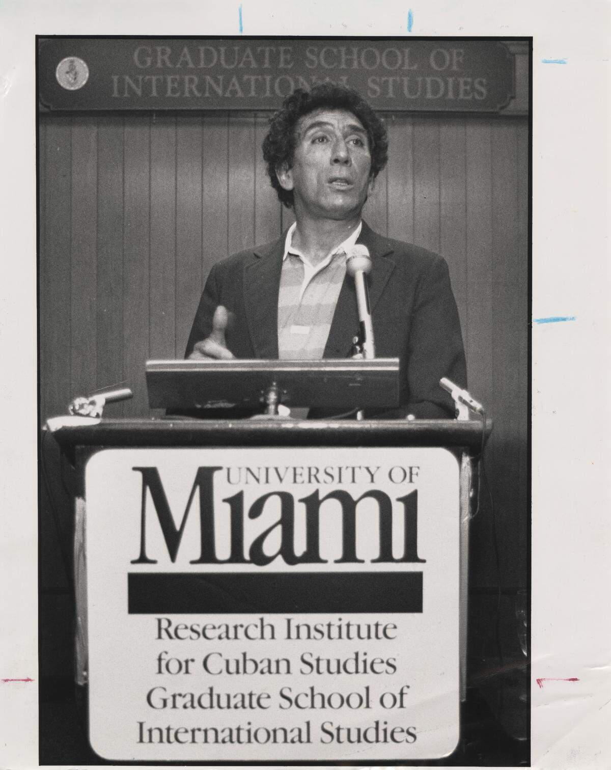 Reinaldo Arenas da una conferencia sobre el Mariel como invitado en la Universidad de Miami.