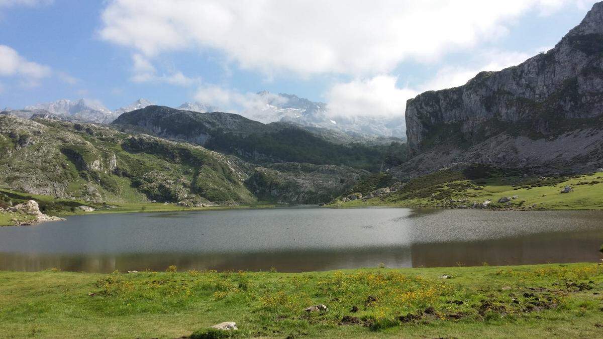 Vista general de un lago de Covadonga. Asturias.