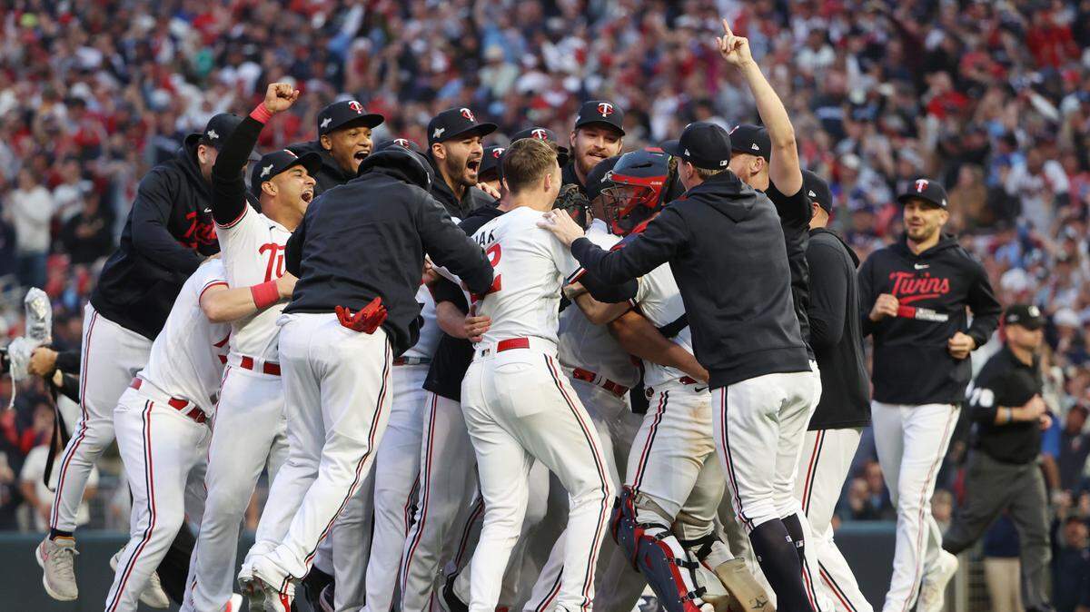 Carlos Correa contribuyó con un sencillo productor y un estupendo movimiento con el que hizo un out en una revirada de Sonny Gray, para que los Mellizos de Minnesota vencieran el miércoles 2-0 a los Azulejos de Toronto, eliminados por barrida en la Serie de Comodines de la Liga Americana.