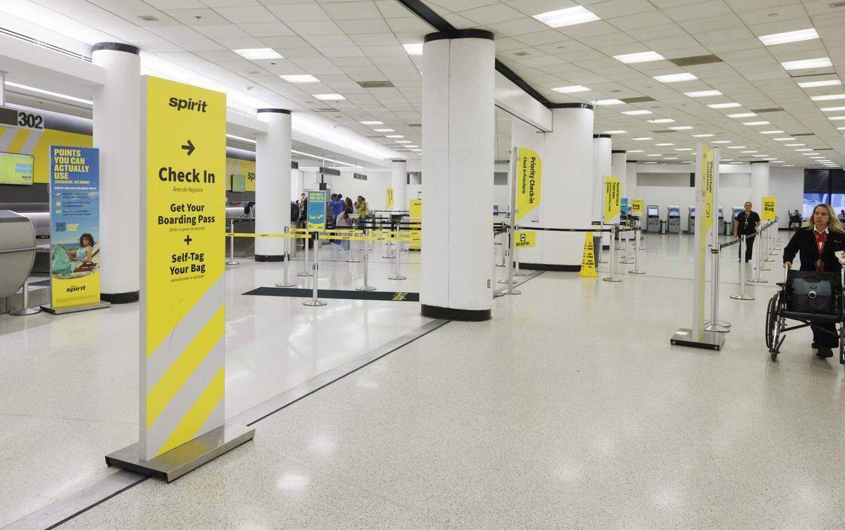 Varias pasajeros realizan el registro de sus vuelos en un nuevo módulo de venta de boletos de Spirit, el día del martes 19 de agosto de 2025, en el Aeropuerto Internacional de Miami, en Miami, Florida.