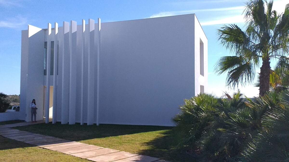 Fachada de Morning Breeze, con su extraordinaria puerta y ventanas.