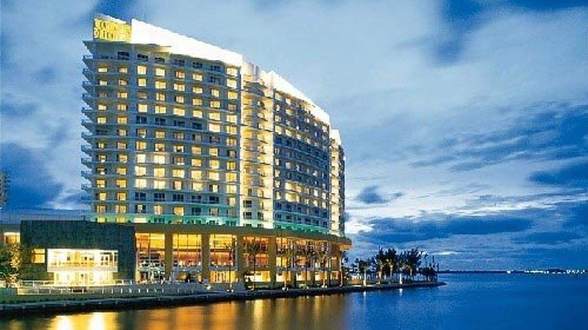 El actual Hotel Mandarin Oriental, Miami, que será demolido y reemplazado por dos lujosas torres.