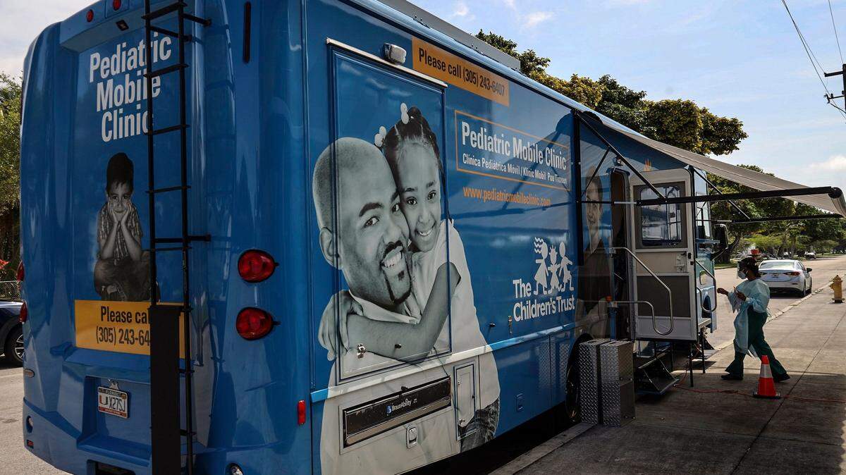 La Escuela de Medicina Miller, de la Universidad de Miami, está llevando a cabo campañas de vacunación gratuitas a través de su clínica móvil pediátrica de UHealth. El consultorio médico sobre ruedas se mueve a través del condado de Miami-Dade a vecindarios donde hay muchos niños sin seguro y sin vacunar.