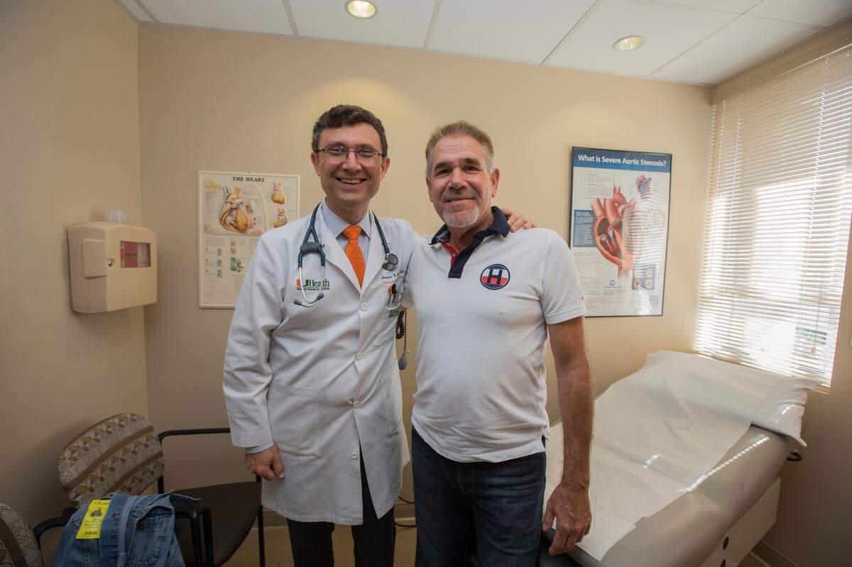 El Dr. Mauricio Cohen, cardiólogo y director del laboratorio de cateterización de UHealth Tower de University of Miami Hospitals and Clinics, examina al paciente Eusebio Gamito, quien ha sufrido tres ataques al corazón.