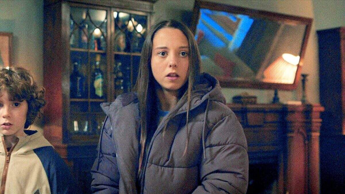En Netflix la serie española “La última noche en Tremore Beach” (2023), un thriller donde la ficción se asemeja a una realidad terrorífica.