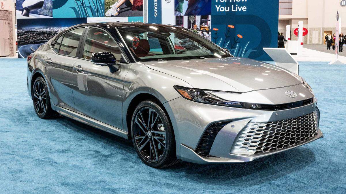 El modelo del Toyota Camry híbrido 2025 es presentado en el Salón del Automóvil en Washington, D.C., el 19 de enero de 2024.