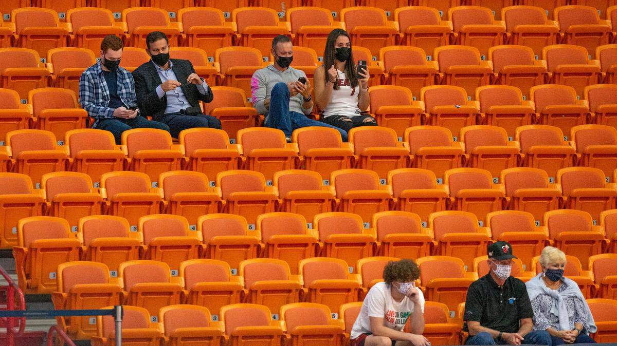 Miembros de la familia de los jugadores en las gradas antes del inicio del partido entre el Heat y los Bucks, el 29 de diciembre de 2020 en Miami.