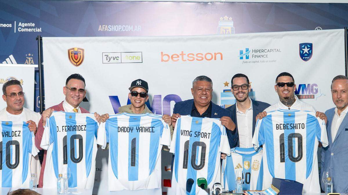 Cristian Valdez y Javier Fernández, de VMG; Daddy Yankee, Claudio Tapia, Iván Rivera, Oniel Bebeshito y Tomás Regalado Jr. (de izq. a der.), en la conferencia de prensa en la sede de la AFA en Miami.