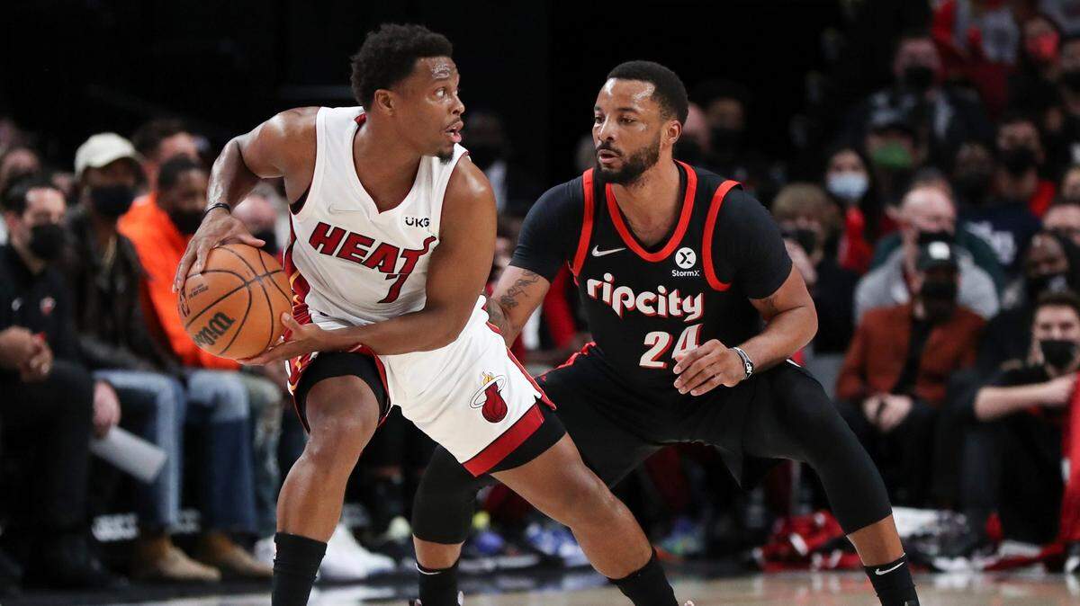 El armador del Heat Kyle Lowry (izq.) trata de superar la marca de Norman Powell, de los Trail Blazers, en el partido celebrado el 5 de enero de 2022 en Portland.