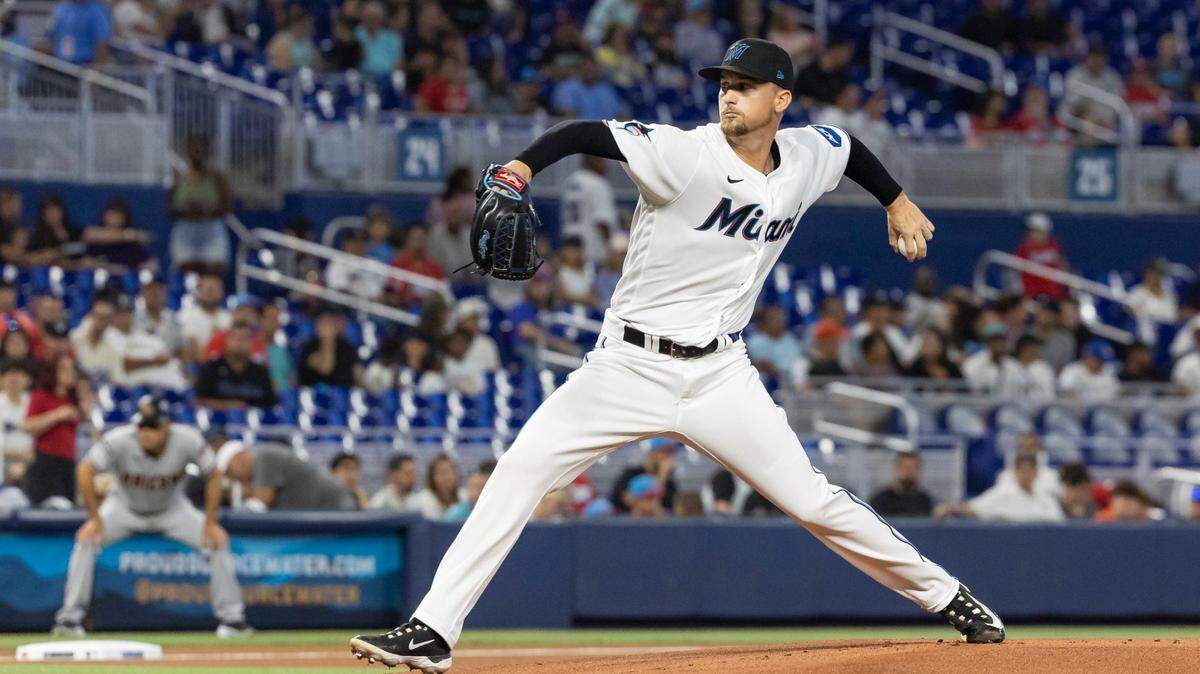 Braxton Garrett (42) lanza contra los Arizona Diamondbacks en la primera entrada de un partido de la MLB en el loanDepot park el sábado 15 de abril de 2023, en Miami, Florida.