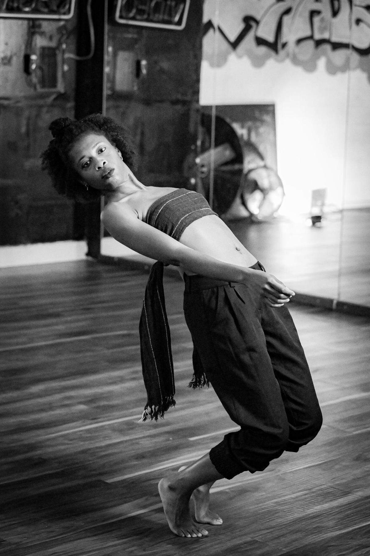 Charlene Francois, bailarina que enfoca su trabajo en el folclore haitiano y el autoconocimiento a través del movimiento.