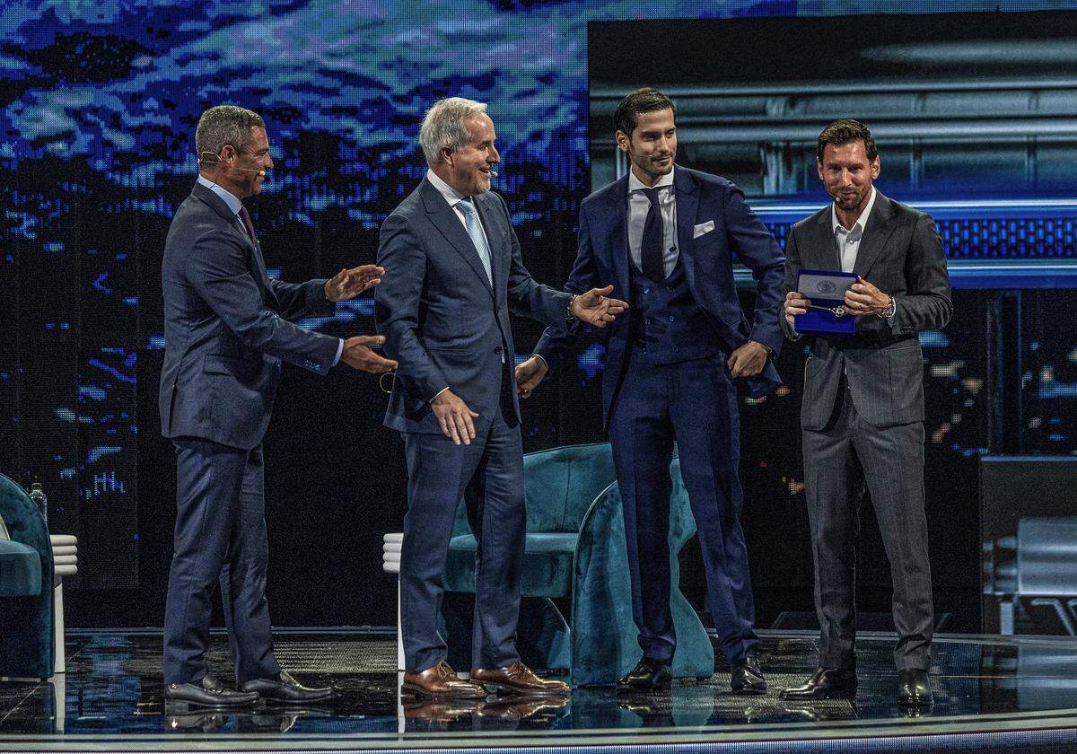 De izquierda a derecha el alcalde de la ciudad de Miami, Francis Suárez, el propietario del Inter Miami, Jorge Mas, el fundador del American Business Forum, Ignacio González, y Lionel Messi, quien recibió las llaves de la ciudad, el 5 de noviembre de 2025 en el Kaseya Center en Miami. 