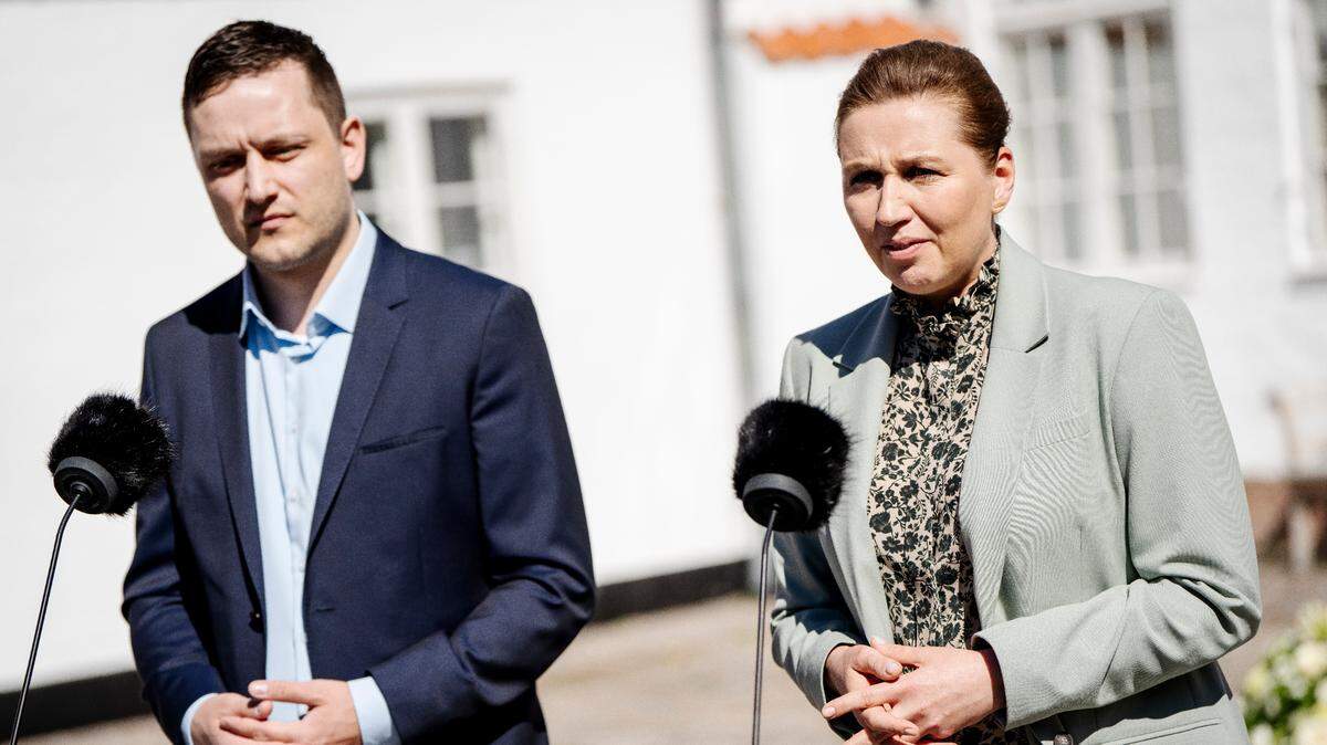La primera ministra de Dinamarca, Mette Frederiksen (der.), y el primer ministro de Groenlandia, Jens-Frederik Nielsen, dan una conferencia de prensa en Marienborg, la residencia de la jefe danesa, en Copenhague, el domingo 27 de abril de 2025.